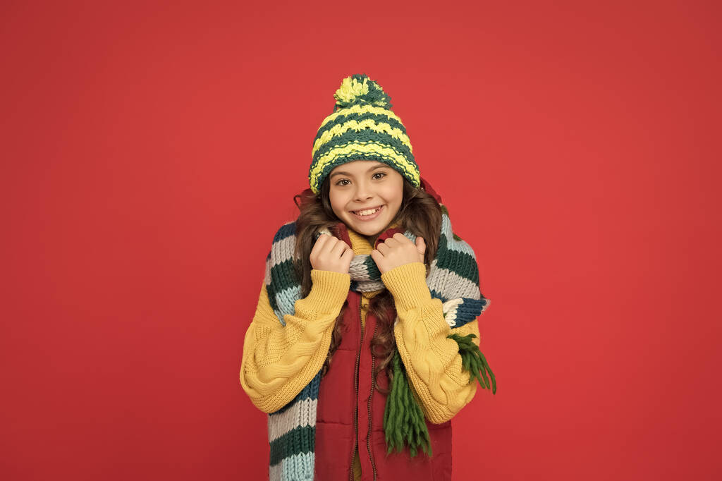 dítě s veselou tváří nosí teplé zimní oblečení a připravte se na dovolenou, pletený doplněk - Fotografie, Obrázek