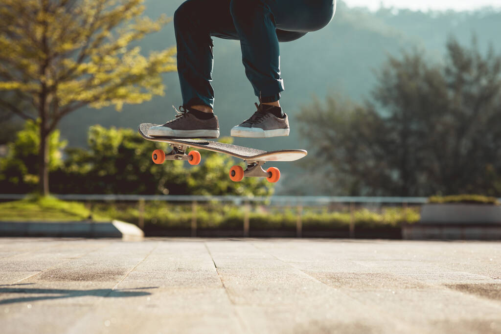 Скейтбординг на відкритому повітрі в місті
 - Фото, зображення