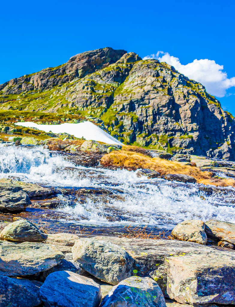 Rivière à des falaises de formation rocheuse frappantes et au sommet de la montagne Veslehodn Veslehorn près de la chute d'eau Hydnefossen dans l'hémisdal norvégien. - Photo, image