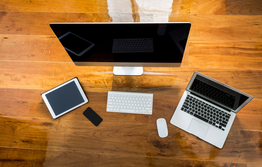 Computador, laptop, tablet, telefone inteligente na mesa de madeira
 - Foto, Imagem