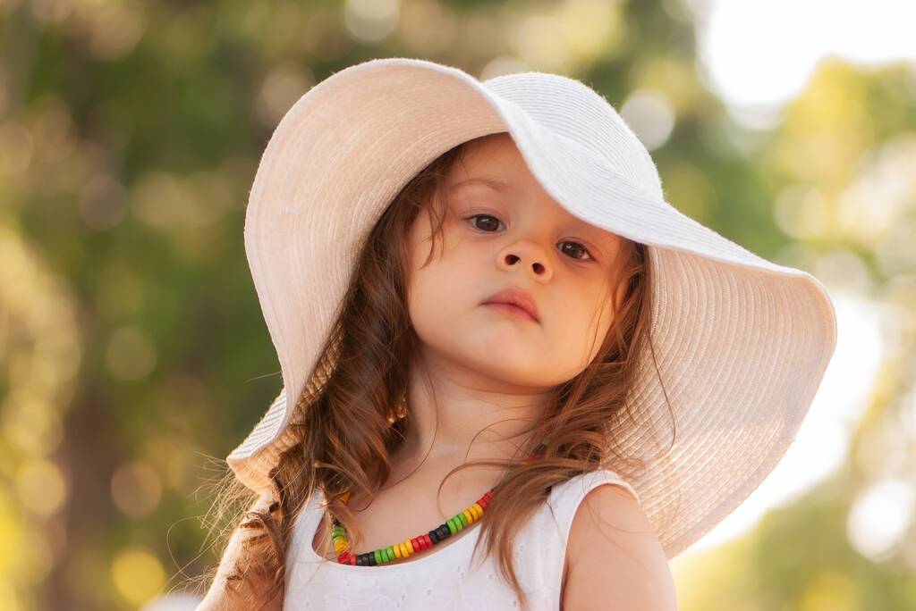 Parkta yaz şapkalı küçük kız. - Fotoğraf, Görsel