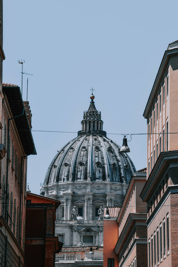 Függőleges felvétel a Basilica di San Pietro külsejéről Vatikánból Rómából - Fotó, kép