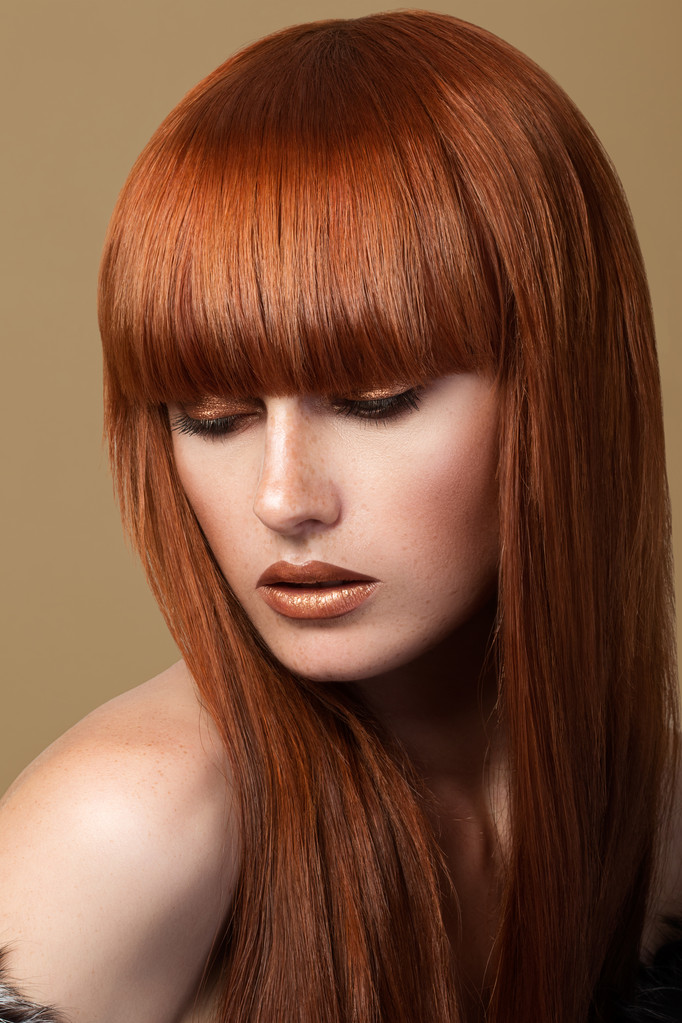 vörös hajú lány lenézett portré - Fotó, kép