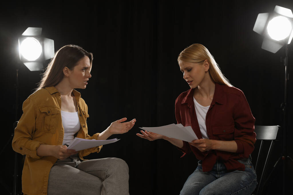 Profesjonalne aktorki czytające swoje scenariusze podczas prób w teatrze - Zdjęcie, obraz