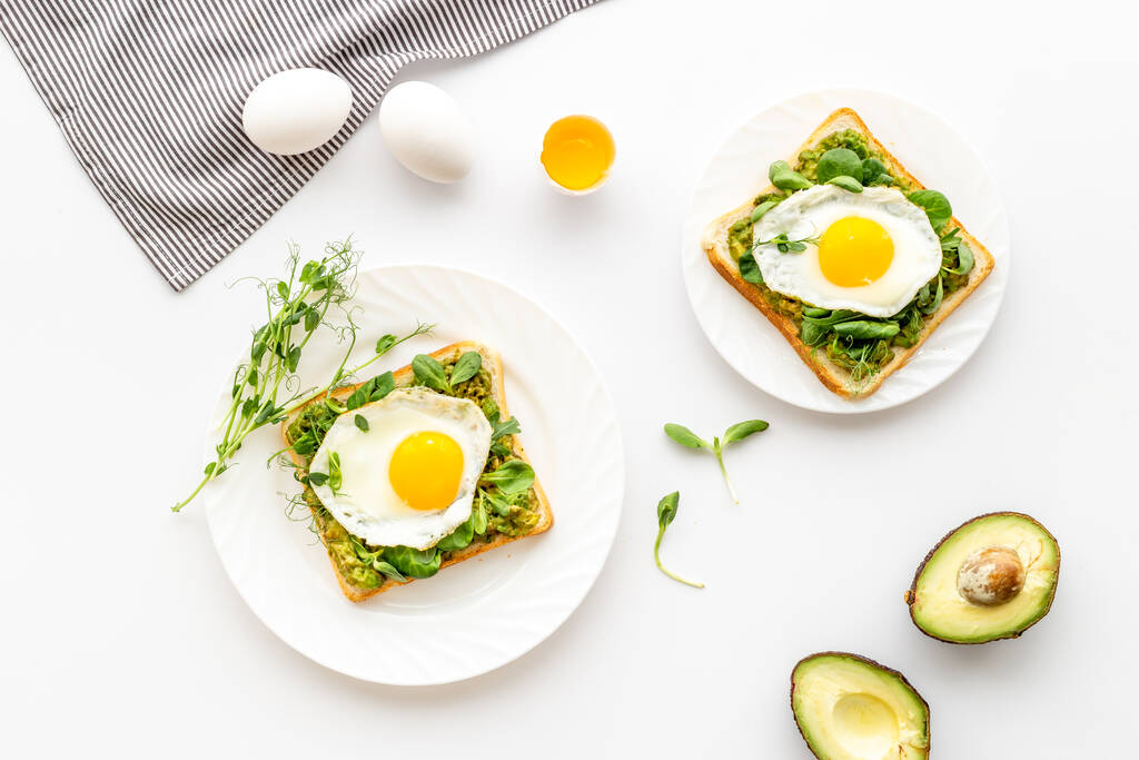 Avokado ıspanak kremalı ve yumurtalı sandviç. Üst görünüm - Fotoğraf, Görsel