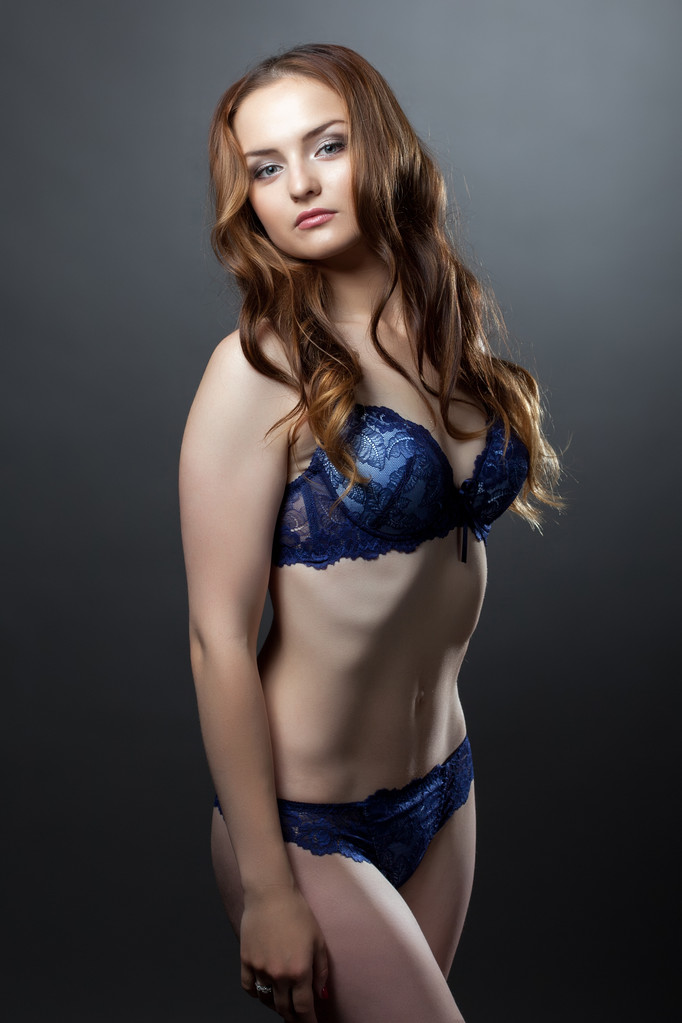 Modello seducente in posa in lingerie blu
 - Foto, immagini