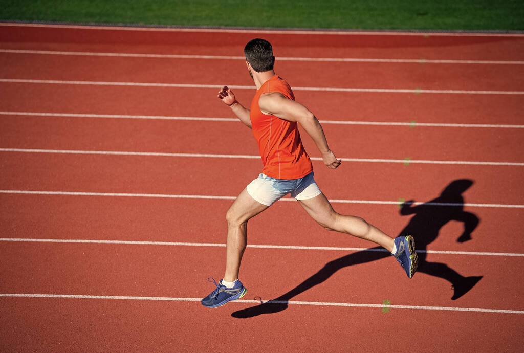 sportovec ve sportovním oblečení běží rychle sprint na běžecké trati, výdrž - Fotografie, Obrázek