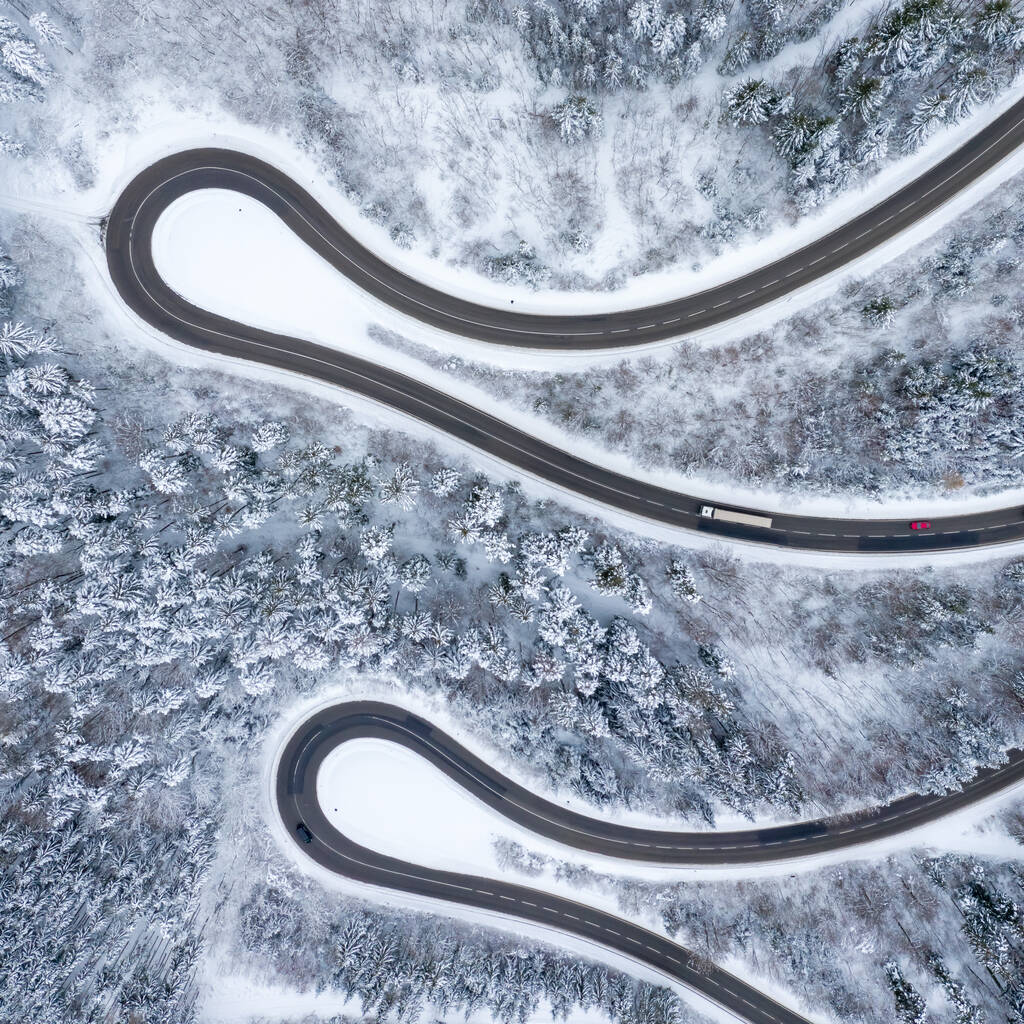 Inverno neve tortuoso strada Serpentine Switchbacks bosco stagione aerea foto vista piazza drone - Foto, immagini