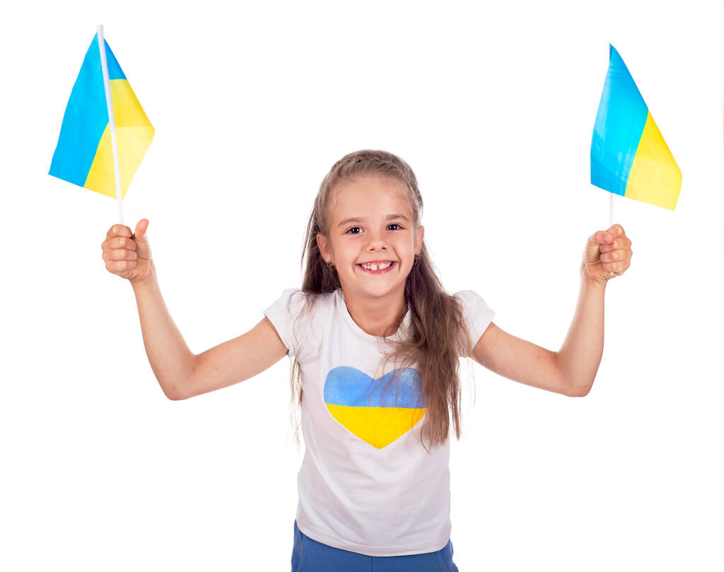 Boldog fiatal fehér lány gazdaság Ukrajna zászló elszigetelt - Fotó, kép