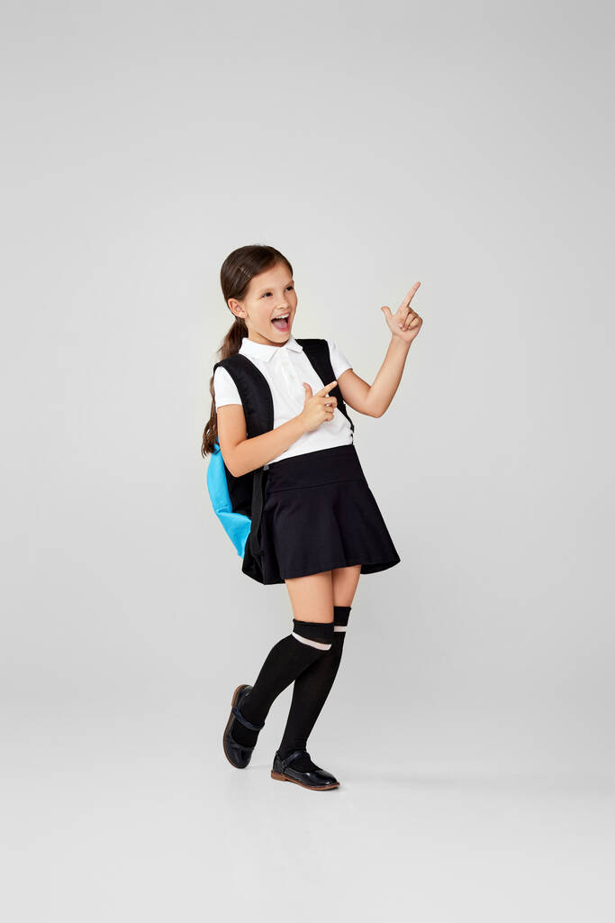 очаровательная школьница с рюкзаком. Возвращение в школу - Фото, изображение
