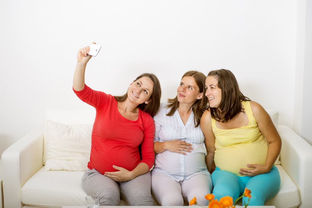 hamile kadın selfie alarak - Φωτογραφία, εικόνα