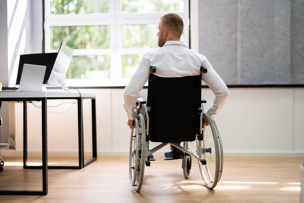 Hombre en silla de ruedas. Lesiones corporativas y acceso físico - Foto, Imagen