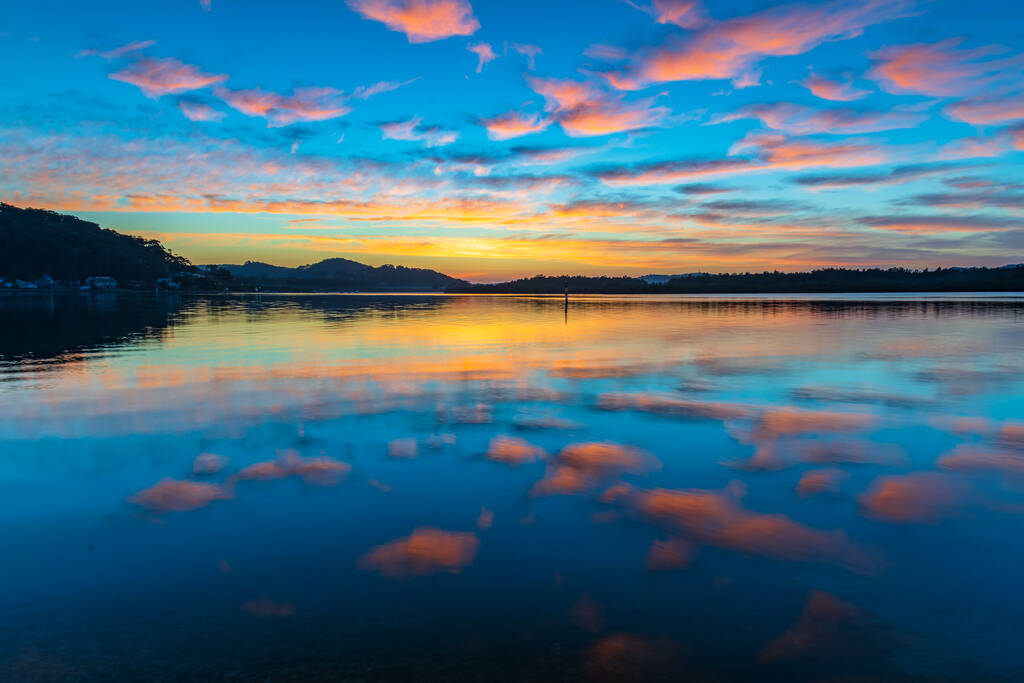 Sunrise waterscape with clouds over Brisbane Waters in Woy Woy on the Central Coast, NSW, Austrália. - Foto, Imagem