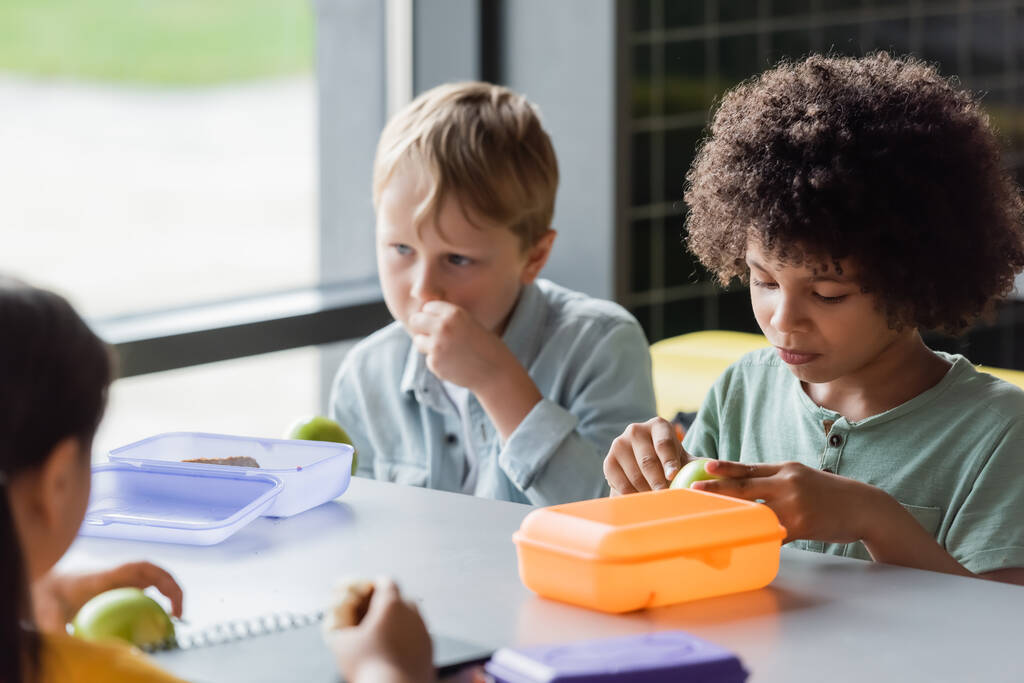 διαφυλετικά παιδιά που γευματίζουν στο εστιατόριο του σχολείου - Φωτογραφία, εικόνα
