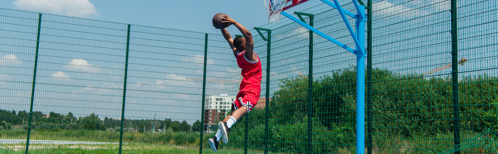Afrikai amerikai sportoló kosárlabda ugrás közel karika, banner  - Fotó, kép