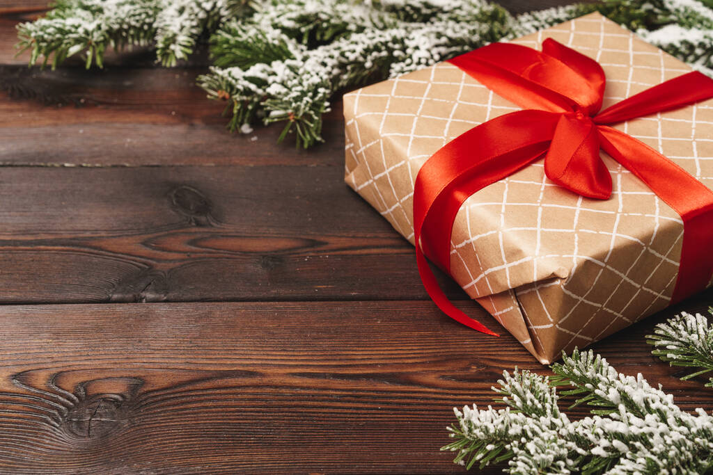 Зимние праздники фон с обернутым подарком и копировать пространство - Фото, изображение
