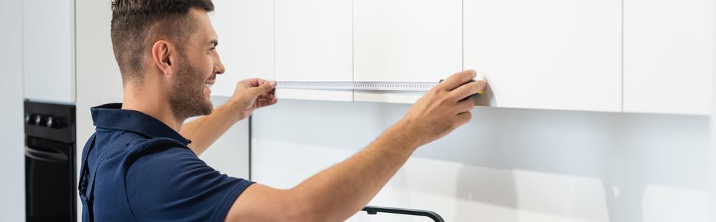 operário positivo armários de medição de mobiliário de cozinha moderna, banner - Foto, Imagem