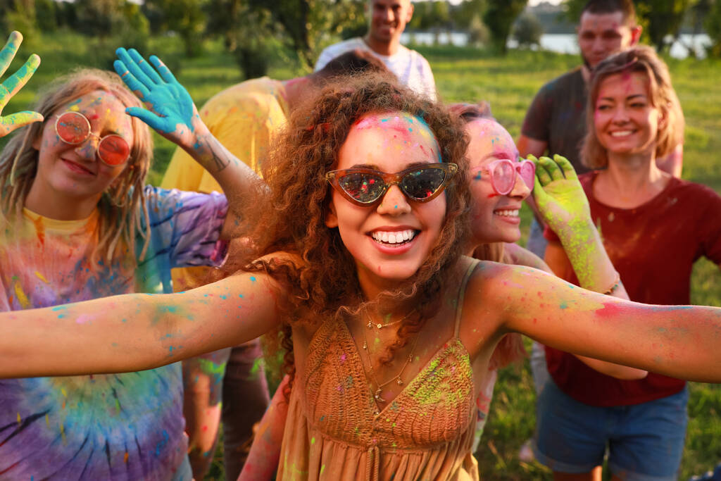 Heureux amis couverts de colorants en poudre colorés à l'extérieur. Holi célébration du festival - Photo, image