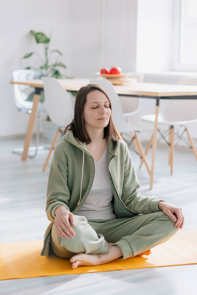 meditación y yoga en casa, mujer europea hermosa y joven haciendo yoga - Foto, imagen