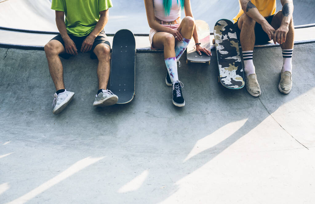 Professionele skateboarders vermaken zich op het skatepark - Foto, afbeelding