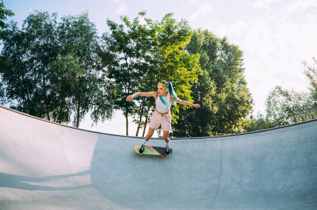 Профессиональные скейтбордисты развлекаются в скейт-парке - Фото, изображение