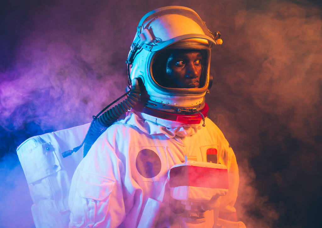 filmisches Bild eines Astronauten. Buntes Porträt eines Mannes mit Raumanzug - Foto, Bild