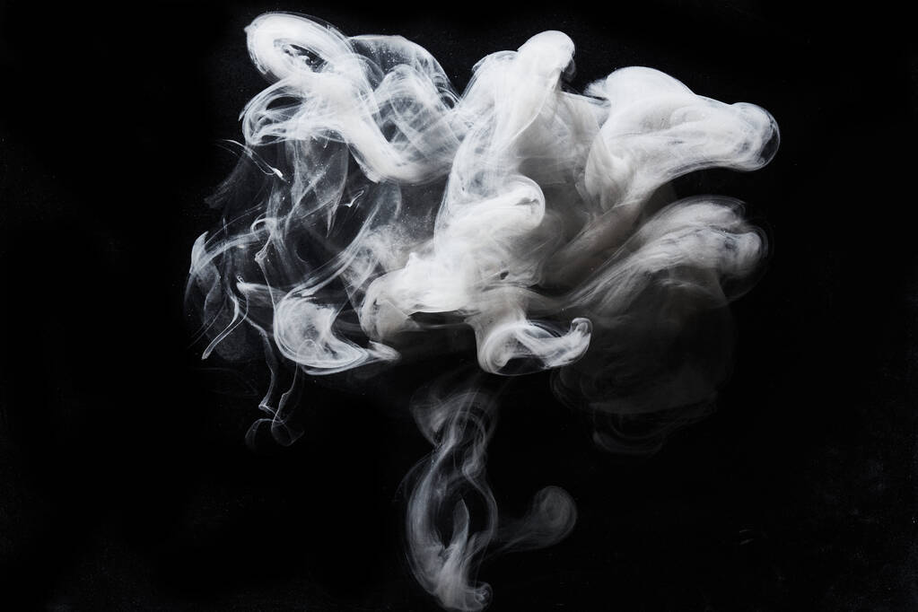 Αφηρημένη σκούρα μπογιά σε φόντο νερού. Λευκό σύννεφο καπνού κίνηση σε μαύρο, ακρυλικό μελάνι swirl πιτσιλιές - Φωτογραφία, εικόνα