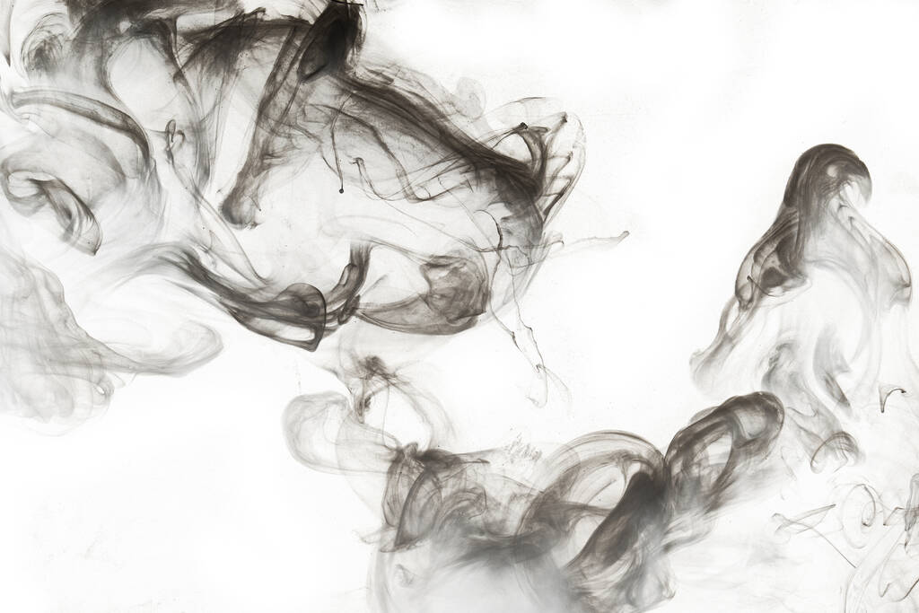 Pintura abstracta en fondo de agua. Nube de humo negro en movimiento sobre salpicaduras de remolino de acrílico blanco - Foto, imagen