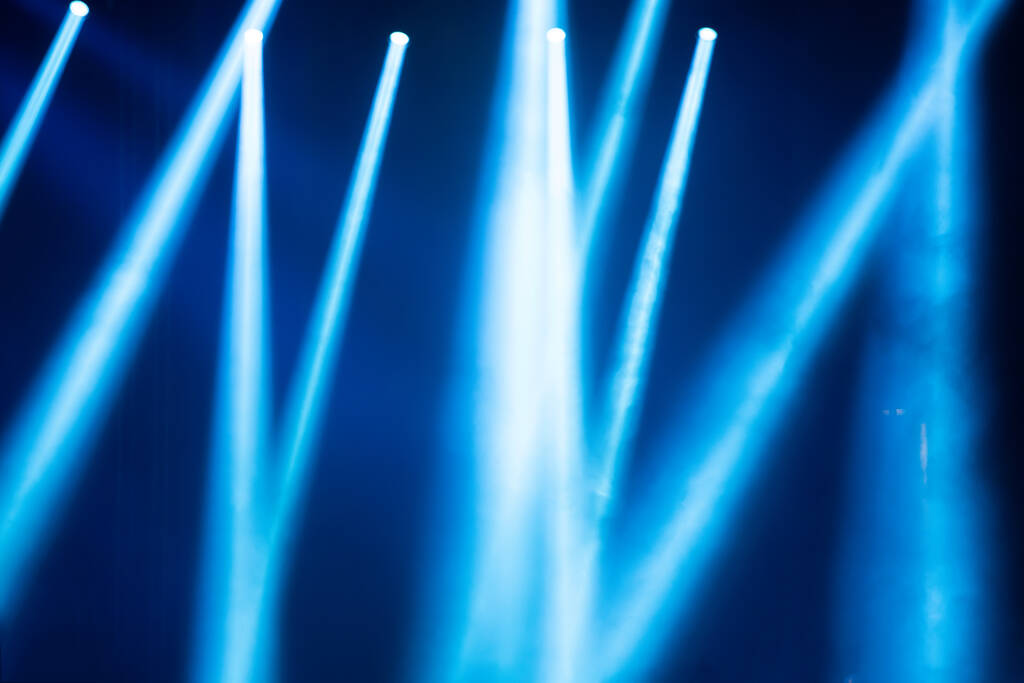 Luz de escenario con focos de colores y humo. Escena de concierto y teatro - Foto, Imagen