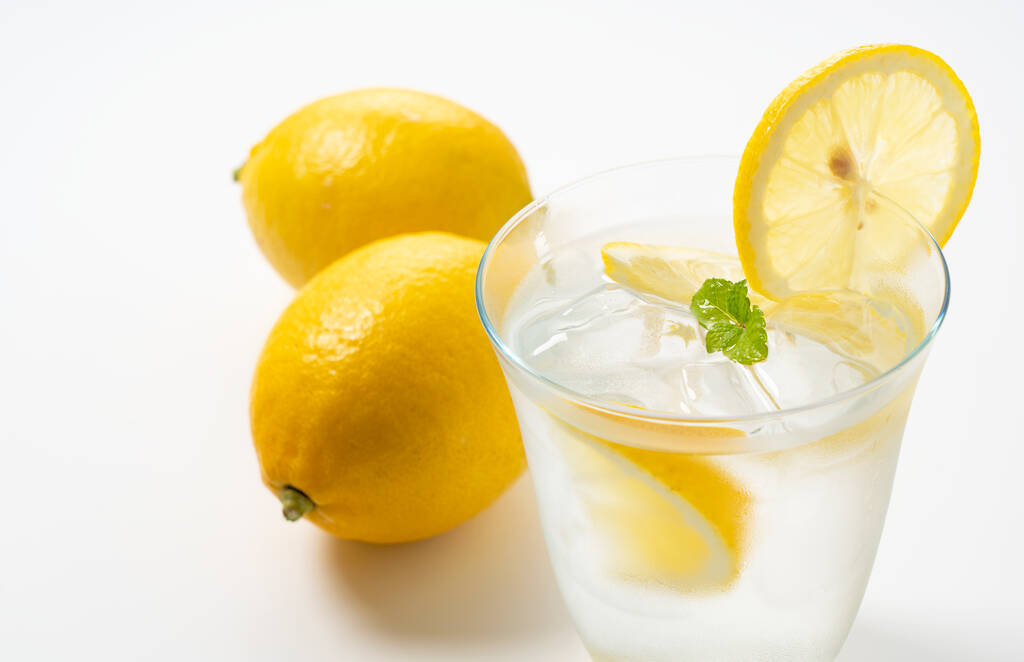 χυμός λεμονιού σε ποτήρι σε λευκό φόντο - Φωτογραφία, εικόνα