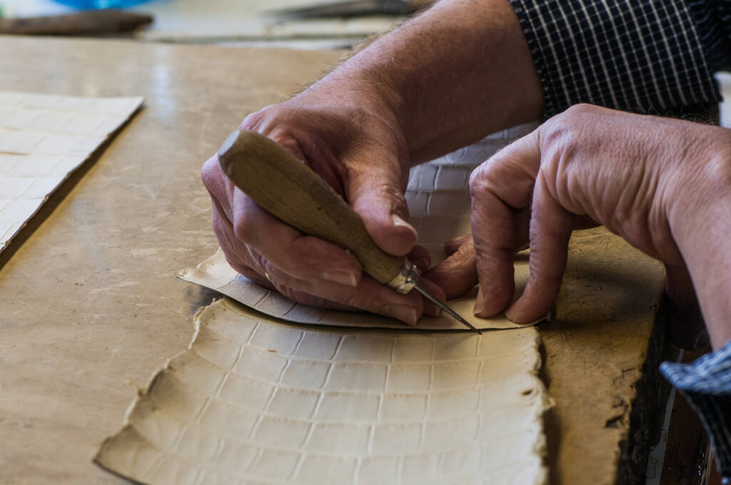 detailní záběr na mužské ruce, jak dělají kus papíru - Fotografie, Obrázek