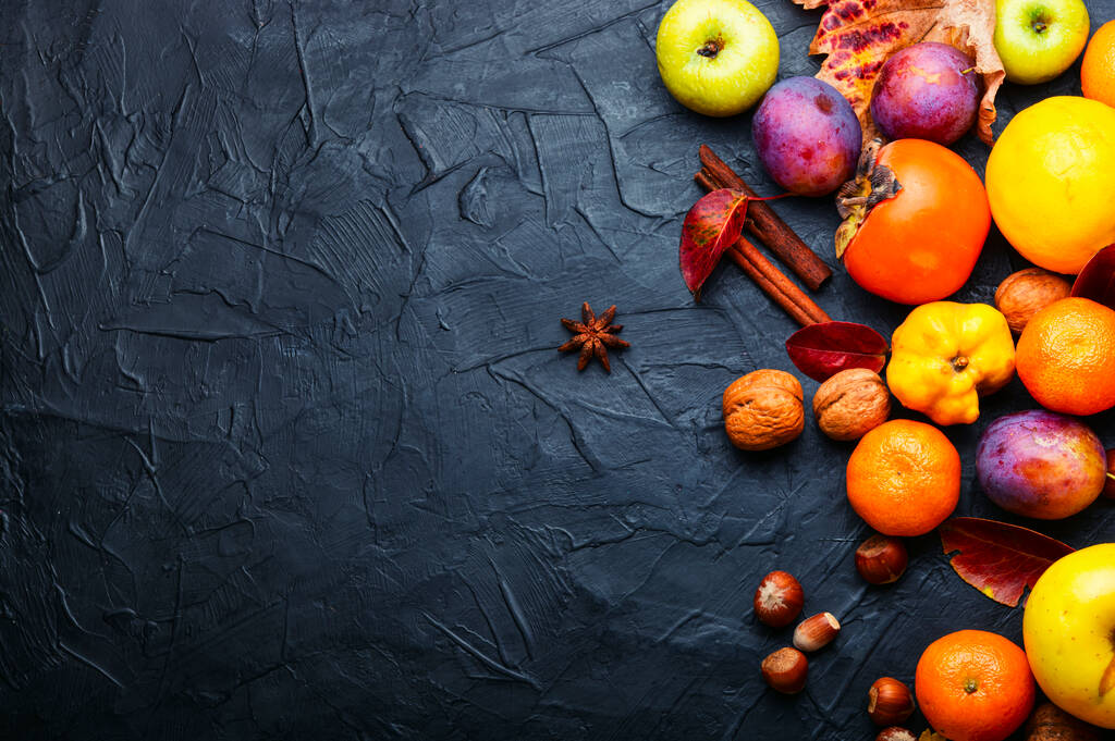 果物、ブドウ、ナッツの盛り合わせ。秋の果物。秋の季節の収穫 - 写真・画像