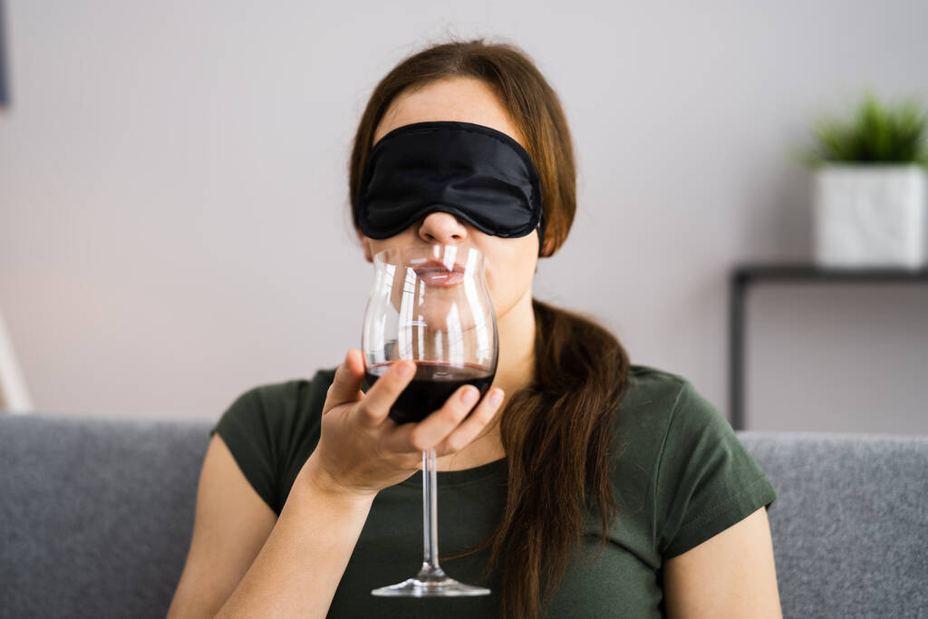 Professionele Somelier Wijnmakerij Glas Of Alcohol Drink Blind Proef - Foto, afbeelding