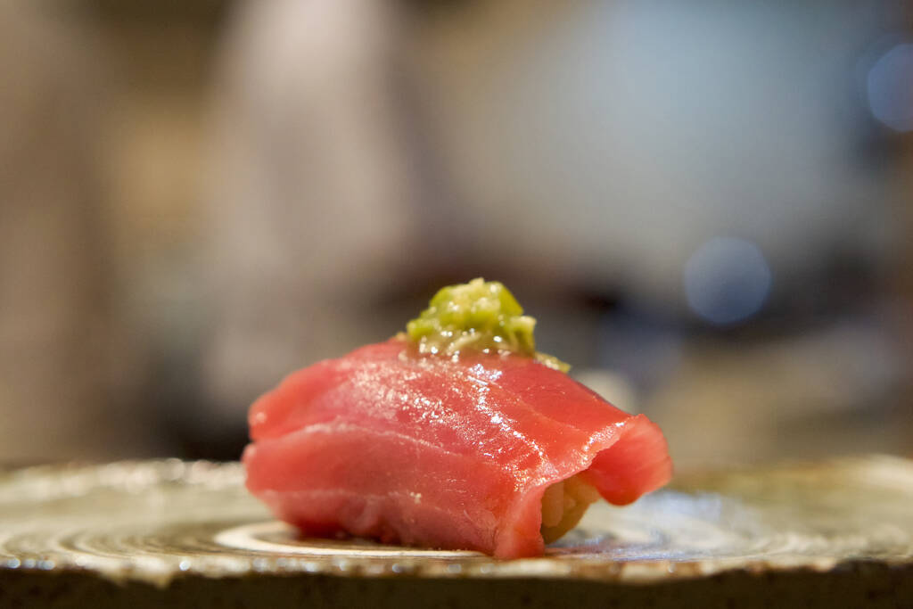 Sushi de thon au wasabi frais servi sur une assiette en céramique. Profitez de l'expérience Omakase au restaurant japonais Sushi. - Photo, image