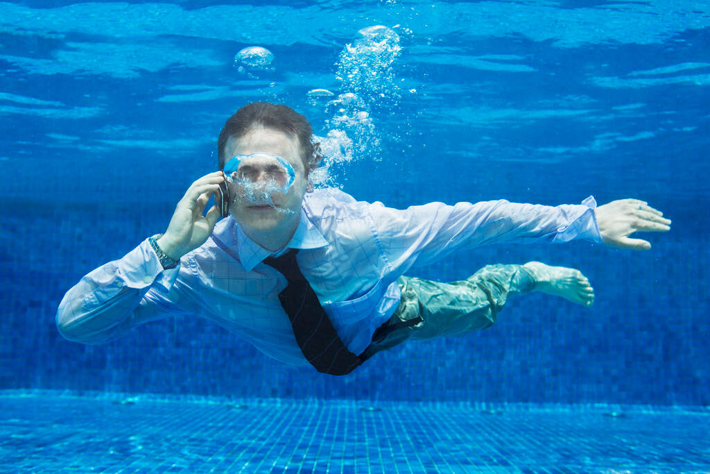 Podnikatel pod vodou, mluví na mobilním telefonu - Fotografie, Obrázek