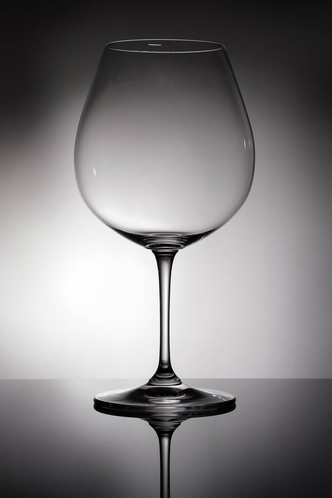 vidro vazio com reflexão sobre fundo preto - Foto, Imagem