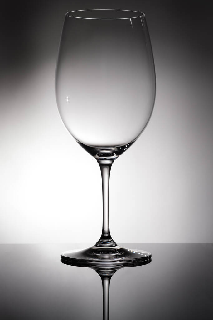 vidro vazio com reflexão sobre um fundo preto - Foto, Imagem