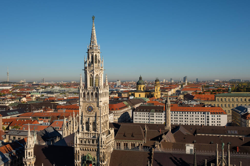 Widok Monachium na nowy ratusz i miasto z błękitnym niebem - Zdjęcie, obraz