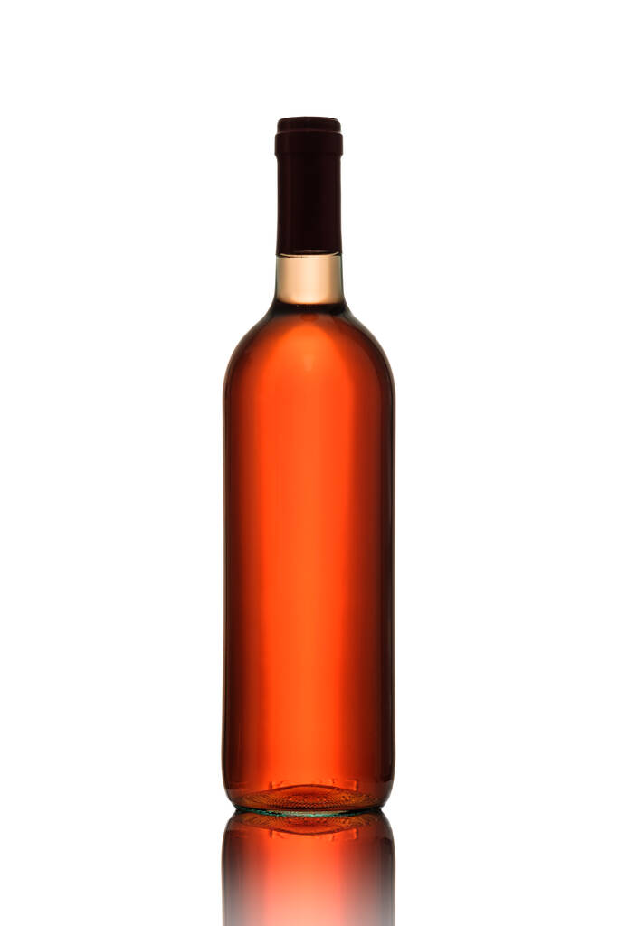 Розовое вино в задней освещенной белой изолированной - Фото, изображение