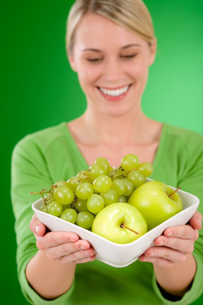 egészséges életmód - nő gazdaság tál gyümölcs - Fotó, kép