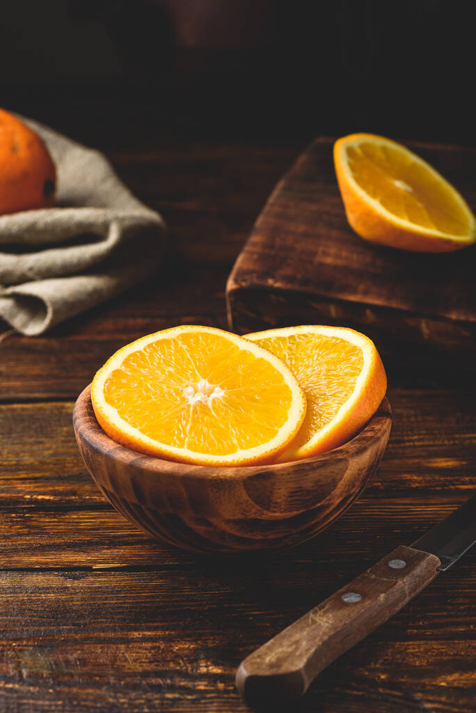 Kousky pomeranče v rustikální dřevěné míse - Fotografie, Obrázek