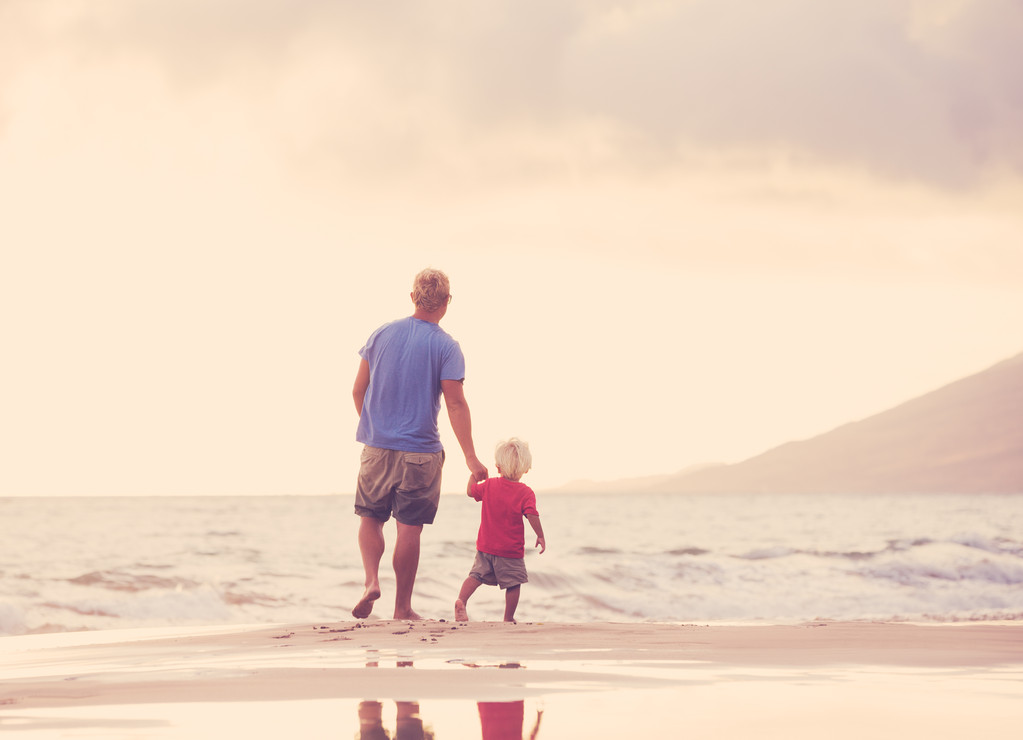 Isä ja poika runkkaamassa rannalla
 - Valokuva, kuva
