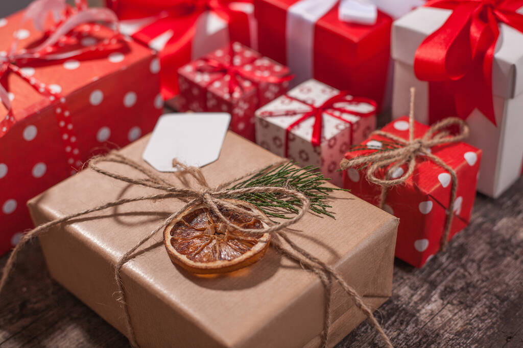 Geschenkkarton in Geschenkpapier mit Satinband. Frohe Weihnachten. - Foto, Bild