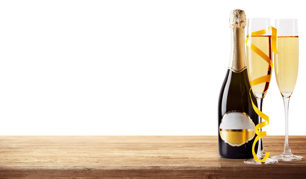 бутылка шампанского с игристым вином и бокал пива на белом фоне - Фото, изображение
