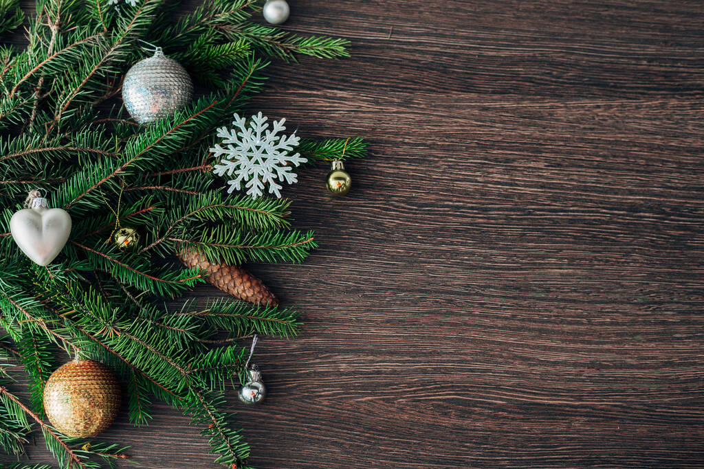 Dekoration des Weihnachtsbaums Grüne Zweige auf braunem Hintergrund mit Kopierraum - Foto, Bild