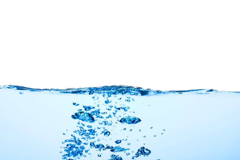 Lichtblauwe watergolf met luchtbellen en een beetje spatten onder water, studio schot geïsoleerd op witte achtergrond. Het abstracte schone oppervlak op vloeistof - Foto, afbeelding