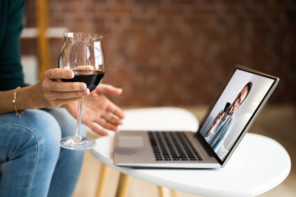 Εικονική γευστική εκδήλωση κρασιού σε απευθείας σύνδεση χρησιμοποιώντας το lap-top - Φωτογραφία, εικόνα
