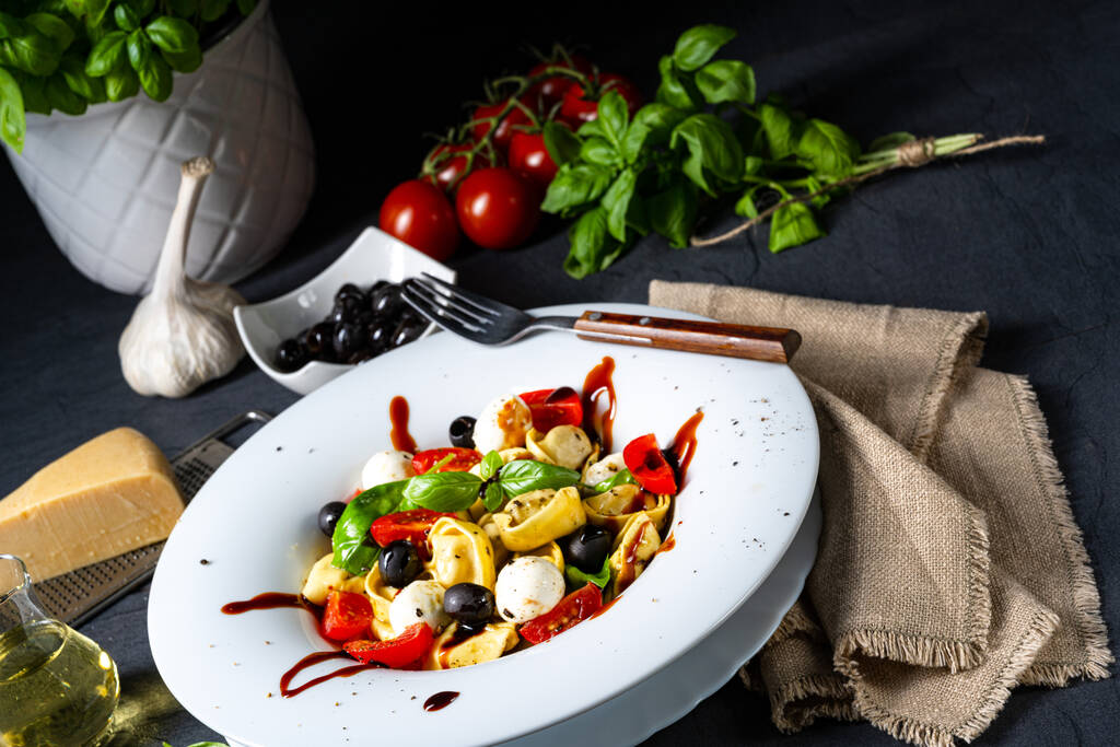 insalata con pomodori, olive, pomodoro e basilico - Foto, immagini
