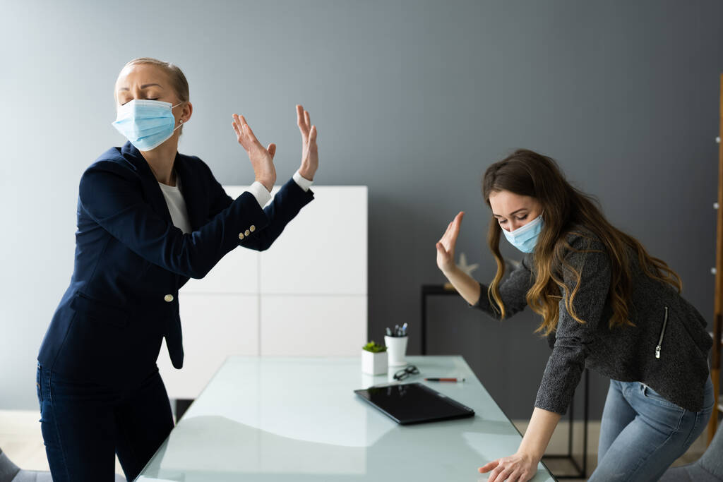 Злые женщины дерутся и кричат на работе в масках для лица - Фото, изображение