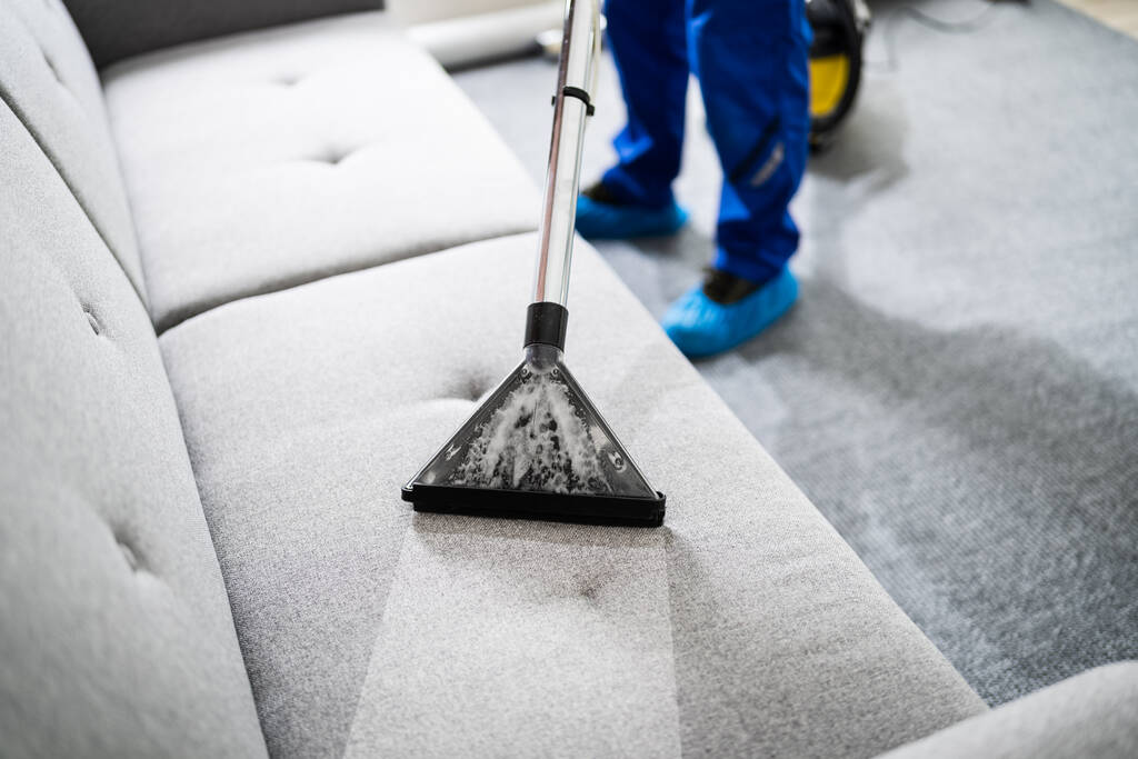Service professionnel de nettoyage de canapé utilisant l'aspirateur - Photo, image